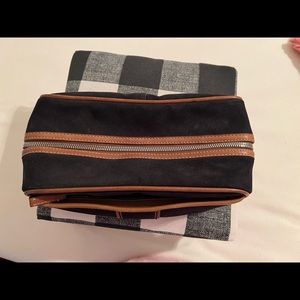 Coach Mens travel bad small zipper pocket inside & outside longer pocket